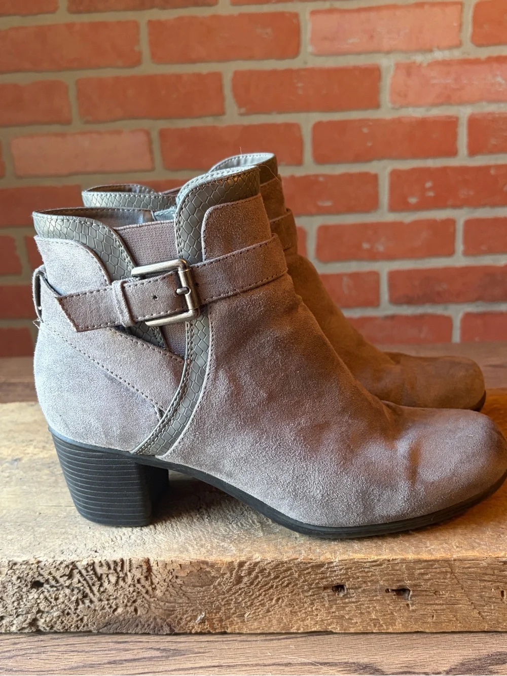 Croft & Barrow Women’s Terminal Grey Faux Suede Ankle Boots – Size 7.5 Medium